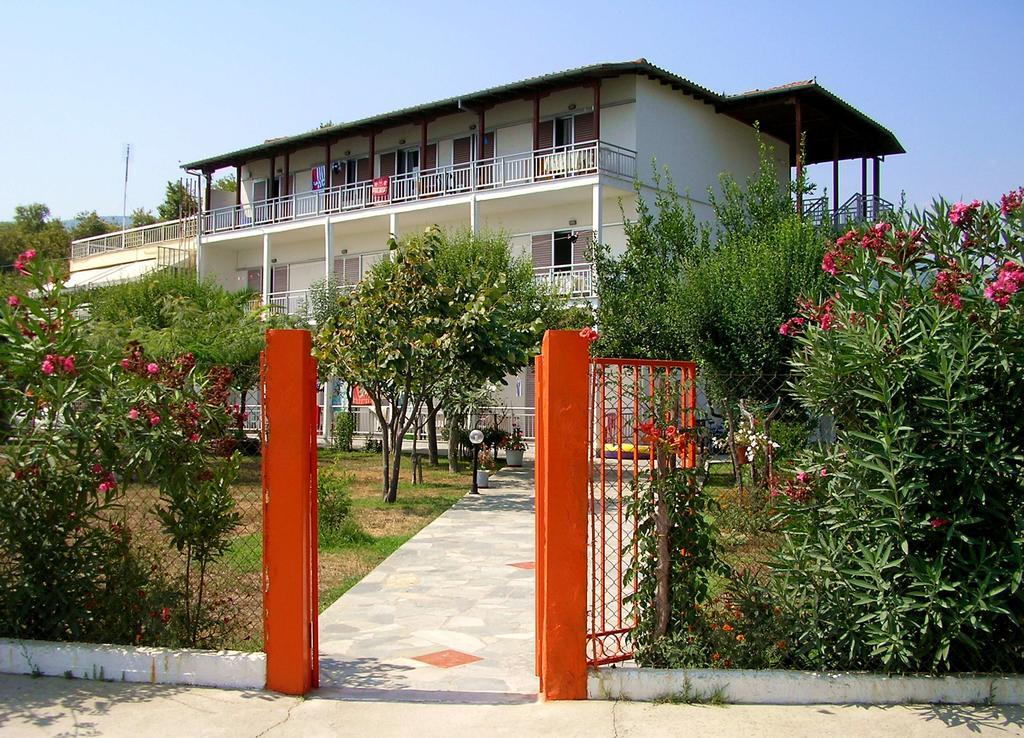 Apartments Ziogas Paralía Skotínis Esterno foto